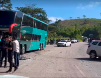 Carro da Cemig bate de frente com ônibus e motorista morre na BR-116